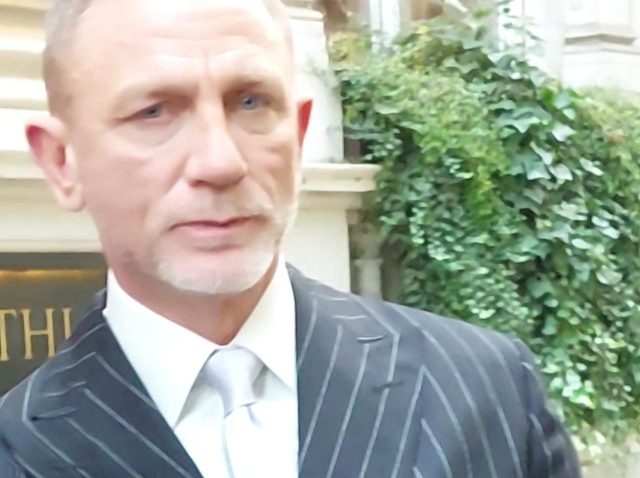 『007』ダニエル・クレイグ、スーツでダンディな英国紳士姿がキマる～！