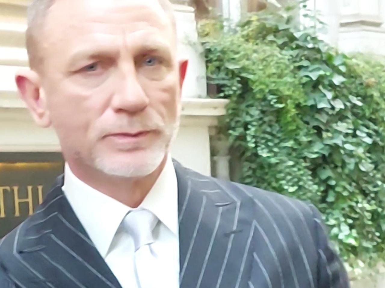 『007』ダニエル・クレイグ、スーツでダンディな英国紳士姿がキマる~!