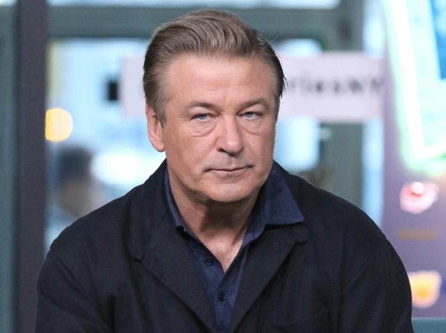 アレック・ボールドウィンが銃誤射事故の遺族と和解、映画の撮影再開も決定