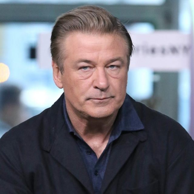 アレック・ボールドウィンが銃誤射事故の遺族と和解、映画の撮影再開も決定