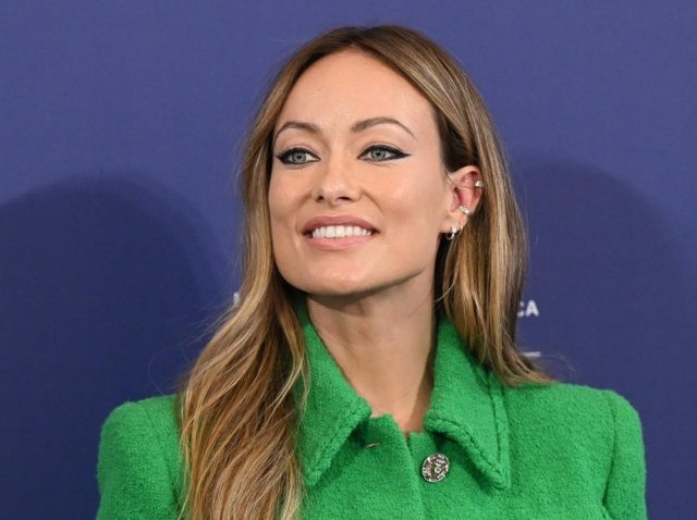 女性だけが「子どもを捨てた」「母親の役割を放棄」と言われる、オリヴィア・ワイルドが“矛盾”を指摘