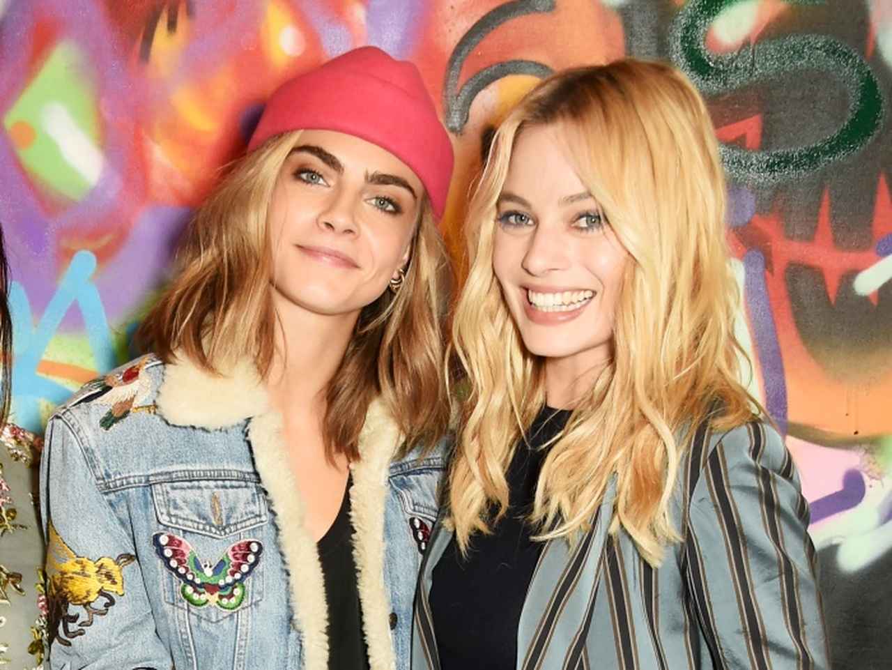 あわや大惨事!カーラ・デルヴィーニュが親友マーゴット・ロビーと旅行中にヒヤッとする経験、関係者は逮捕