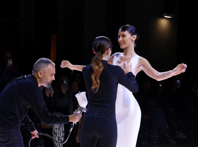 ほぼ全裸で登場してドレスを“塗られた”ベラ・ハディッドの感想は？