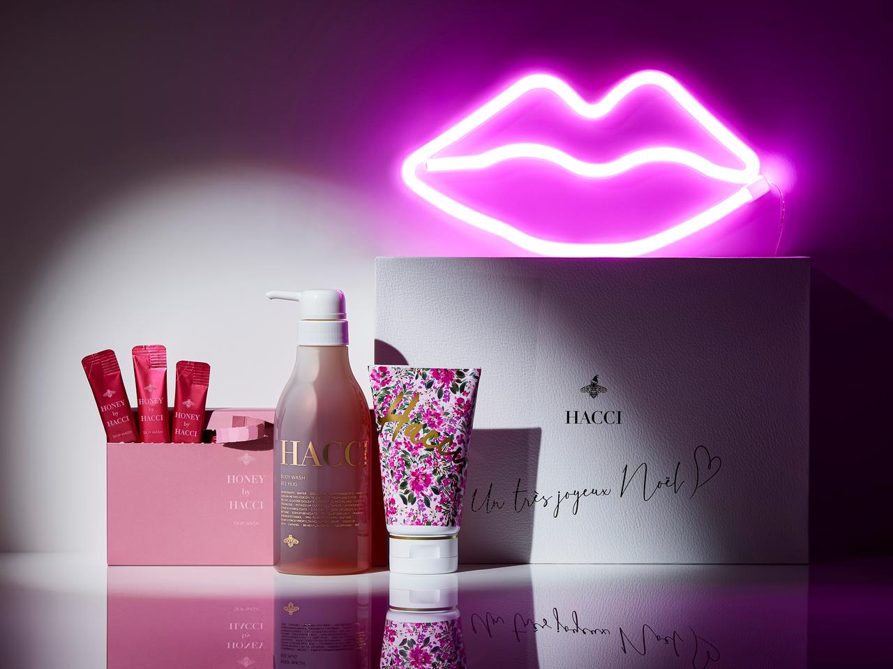 HACCI、2022年クリスマスコフレは“リップ型ネオンライト”付きセット&はちみつを贅沢に使用した美肌コフレ