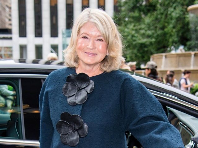 81歳料理家の「裸エプロン」が美しすぎた！マーサ・スチュワートが公開