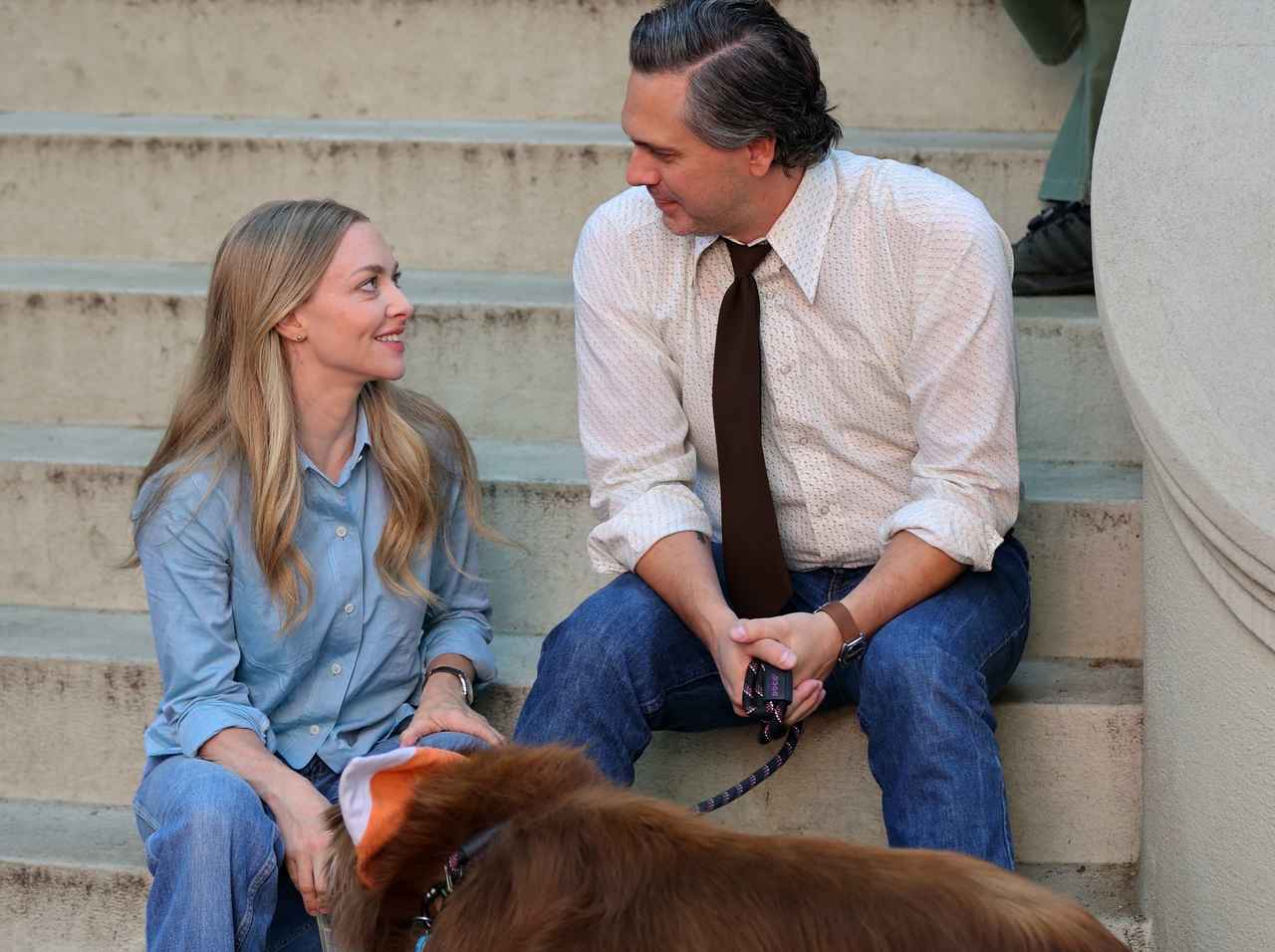 アマンダ・サイフリッド、撮影休憩中に夫＆愛犬と過ごす姿がほっこり家族