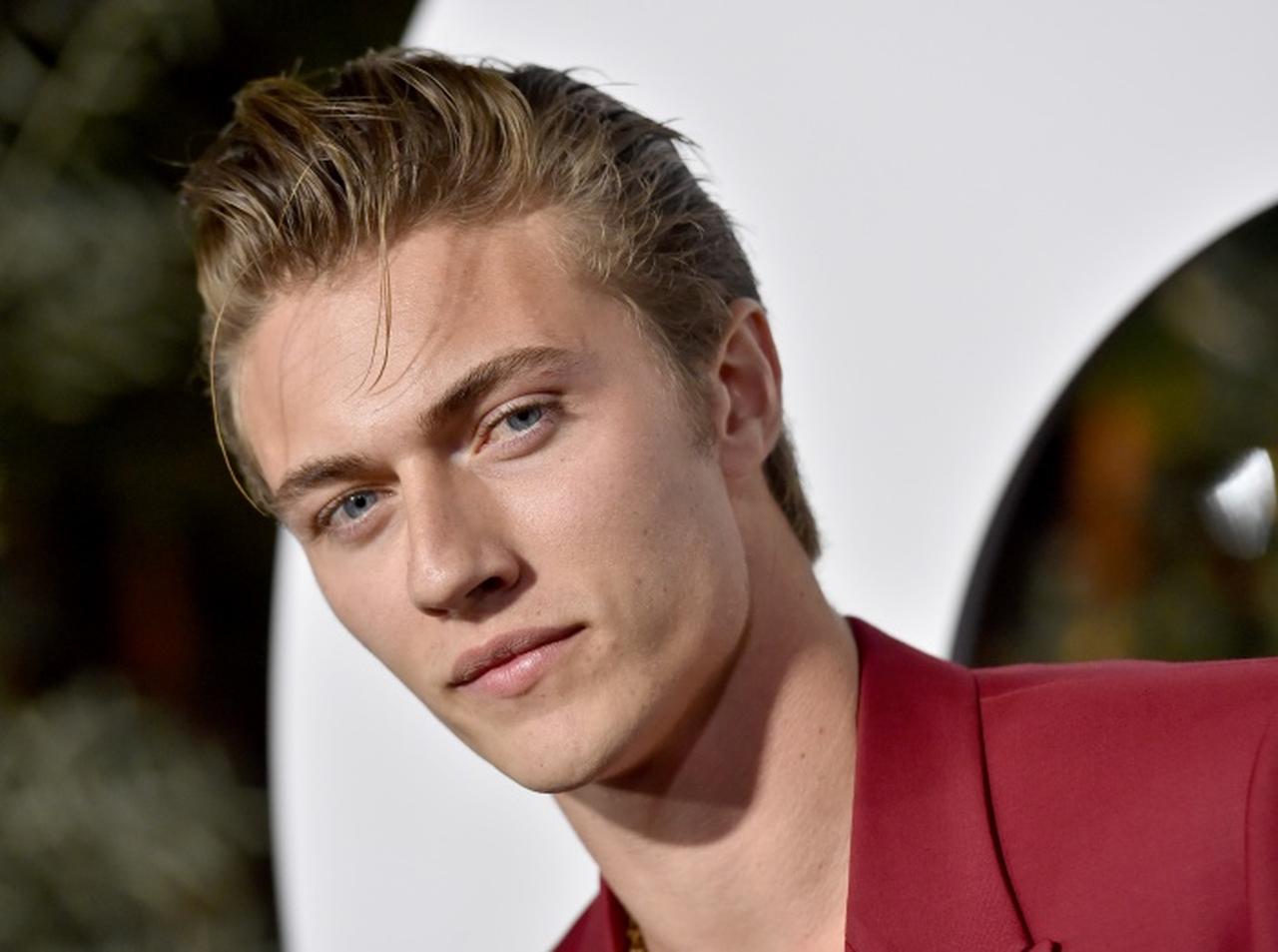 人気絶大のカリスマメンズモデル、日本の電車の中で圧倒的オーラを放つ