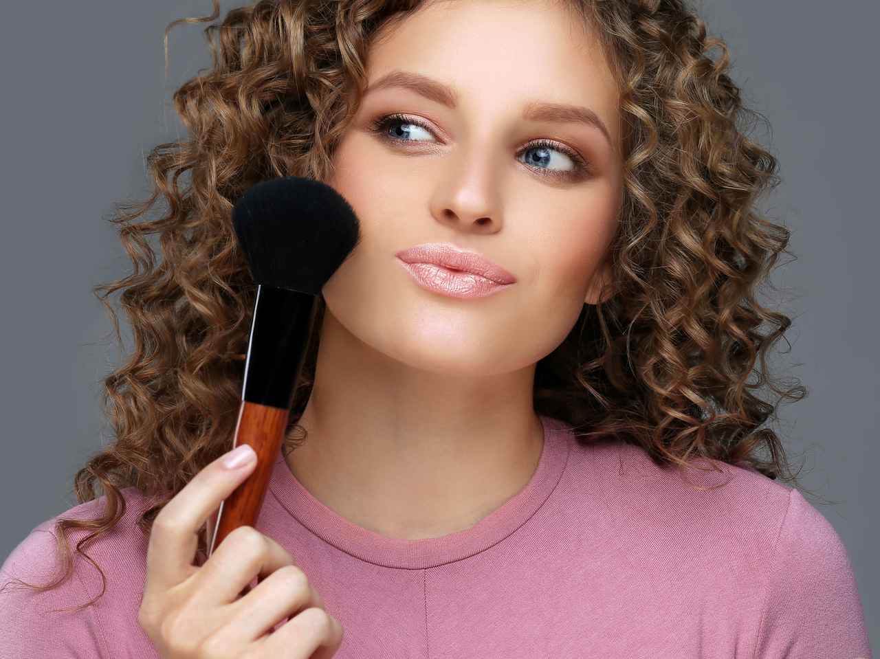 チークがすぐ消える原因は“塗るタイミング”にあり!長持ちさせるプロのやり方