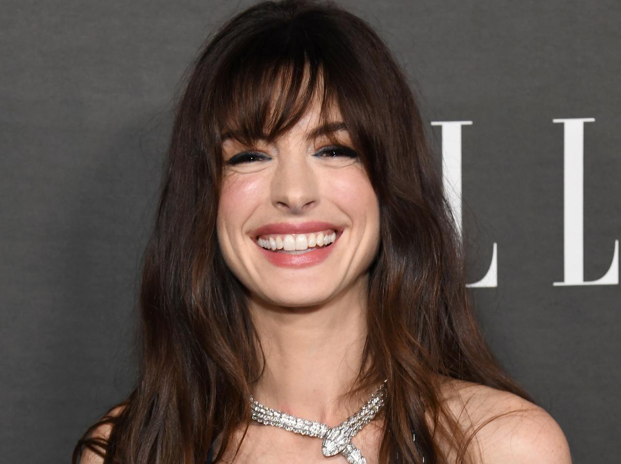 アン・ハサウェイ、「過去の大失敗」を“笑い飛ばす姿”にヴィクトリア・ベッカムも大爆笑