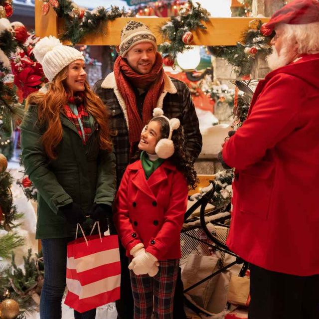 リンジー・ローハン主演ロマコメ映画『フォーリング・フォー・クリスマス』場面写真がコチラ！