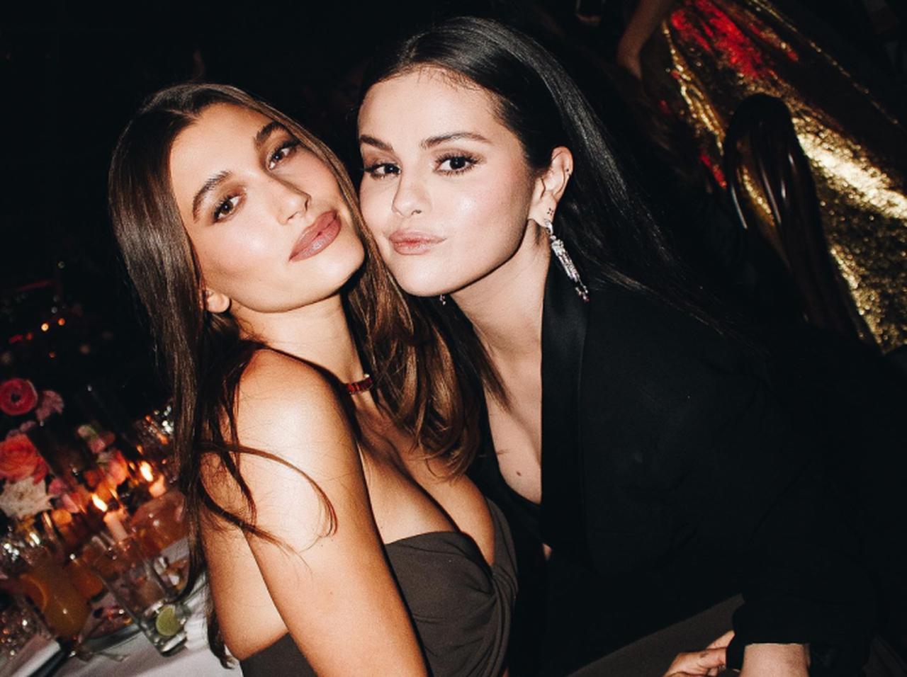 セレーナ・ゴメスとヘイリー・ビーバー、“仲良しツーショット”の「裏側」が明かされる