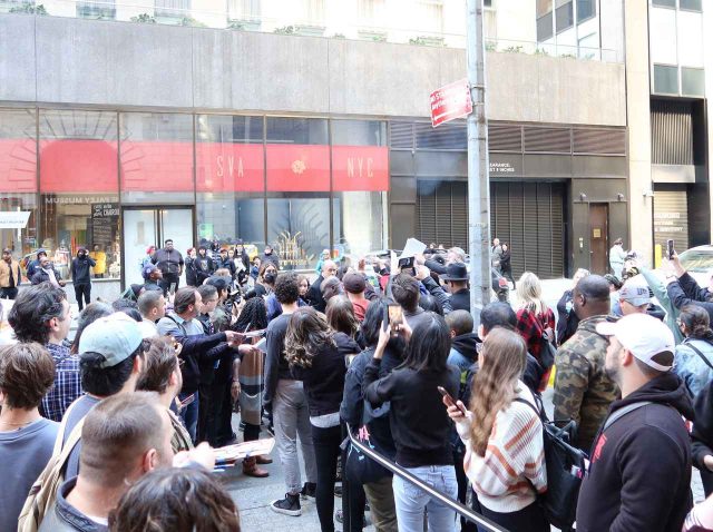 『ウォーキング・デッド』ジェフリー・ディーン・モーガン、ファンにもみくちゃにされてしまう