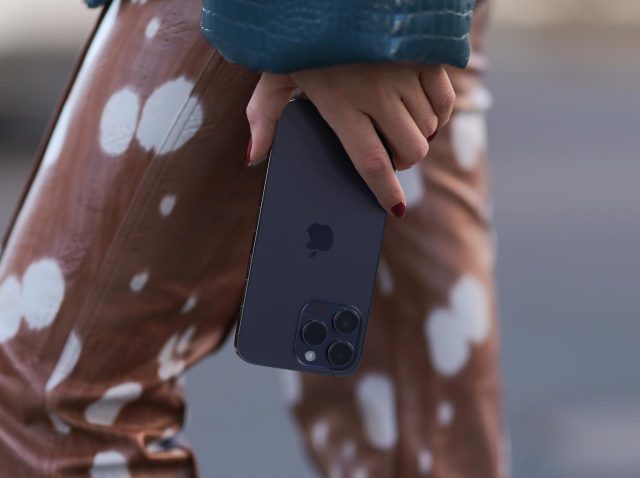 有名俳優でもiPhone「バッキバキ」のまま使うよ…、“なんで買い替えないの？”と話題に