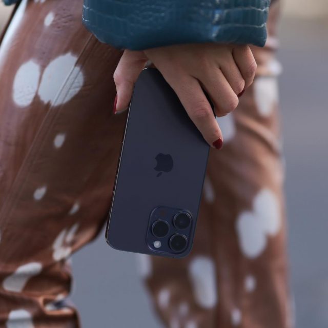 有名俳優でもiPhone「バッキバキ」のまま使うよ…、“なんで買い替えないの？”と話題に