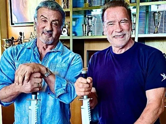 シュワルツェネッガーとスタローン、「サバイバルナイフ」を使って満面の笑みでしてたことが予想外