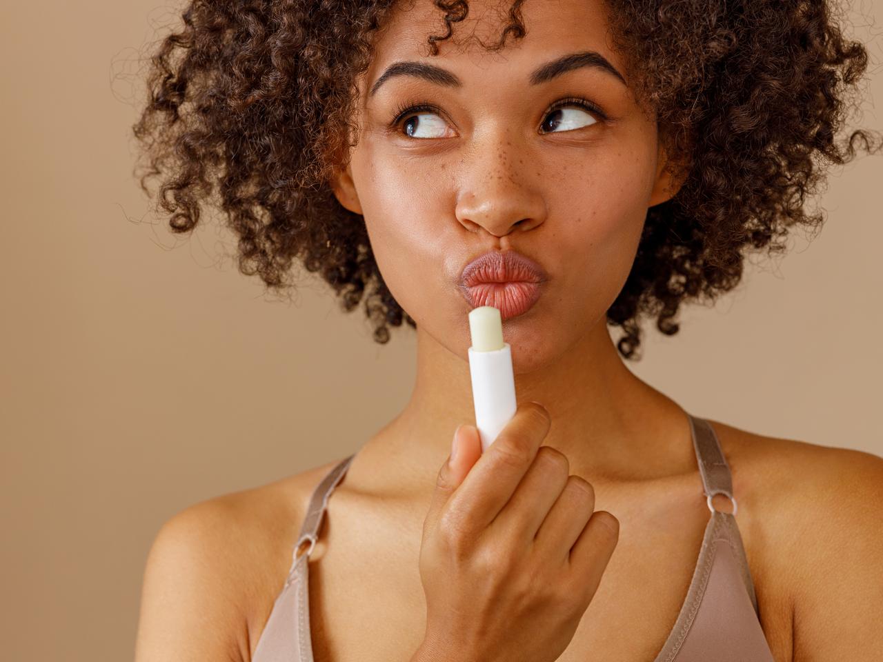 「リップバーム」と「リップオイル」の違いって？あなたに合う“唇ケアアイテム”の選び方