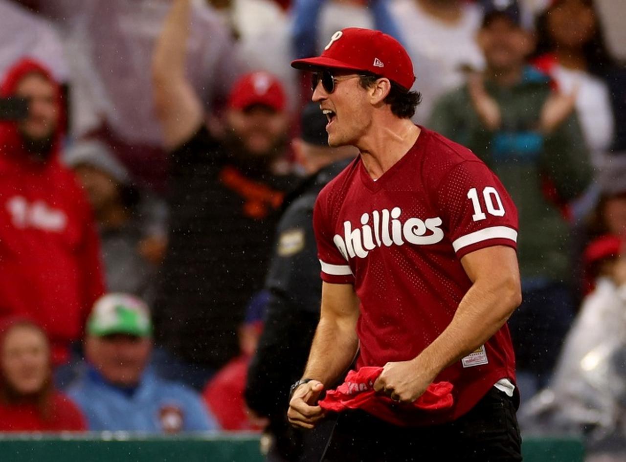 『トップガン』マイルズ・テラーが2試合連続でフィリーズ試合へ！フィリーズがワールドシリーズ進出