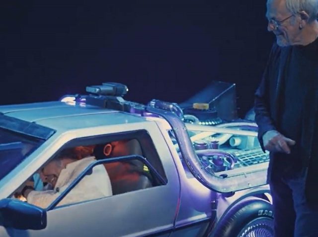 『バック・トゥ・ザ・フューチャー』ドク俳優が「デロリアン」と再会！絆が胸アツ