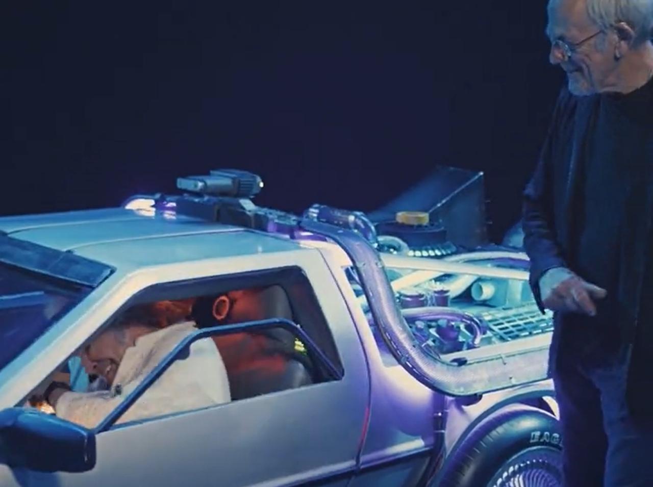 『バック・トゥ・ザ・フューチャー』ドク俳優が「デロリアン」と再会！絆が胸アツ