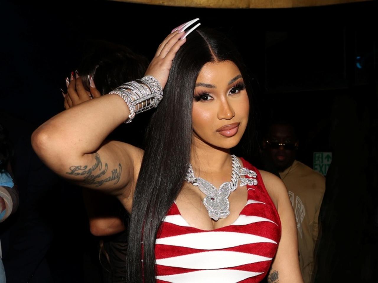 カーディ・B、30年以上前に発表されたヴィンテージ衣装でバッド・バニーのコンサートに飛び入り参加