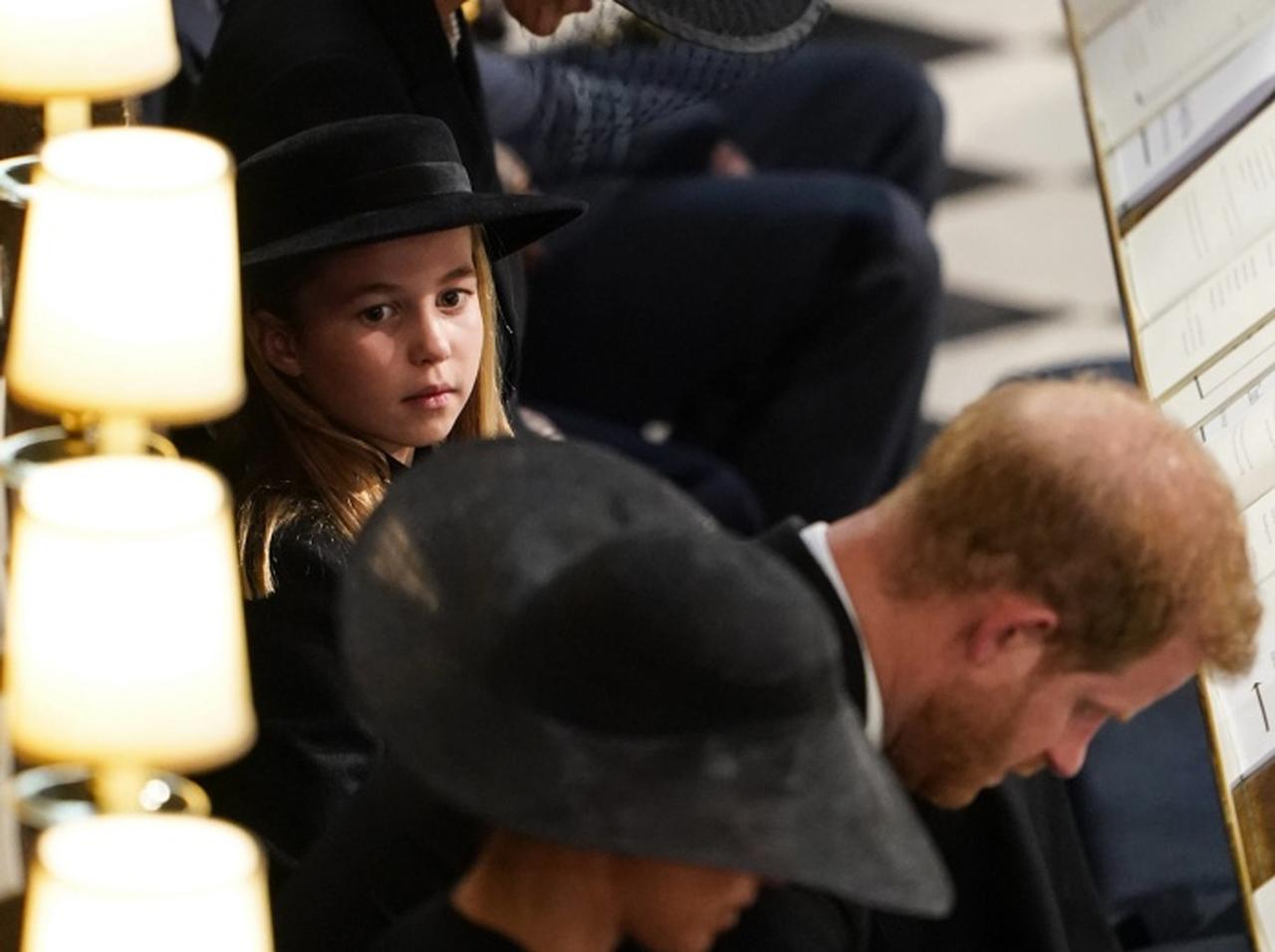 シャーロット王女、女王の葬儀の最中にヘンリー王子と「目が合った瞬間」が話題になる