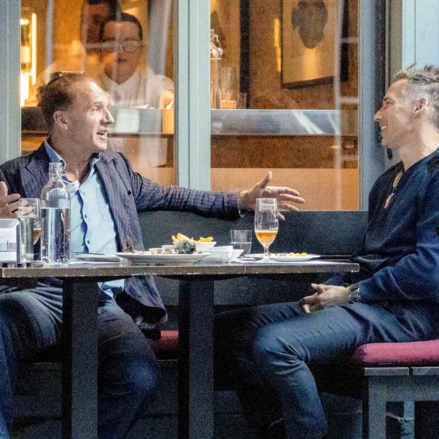 『ハリー・ポッター』ヴォルデモート俳優、“昼からお酒”で見せた笑顔が嬉しそ～