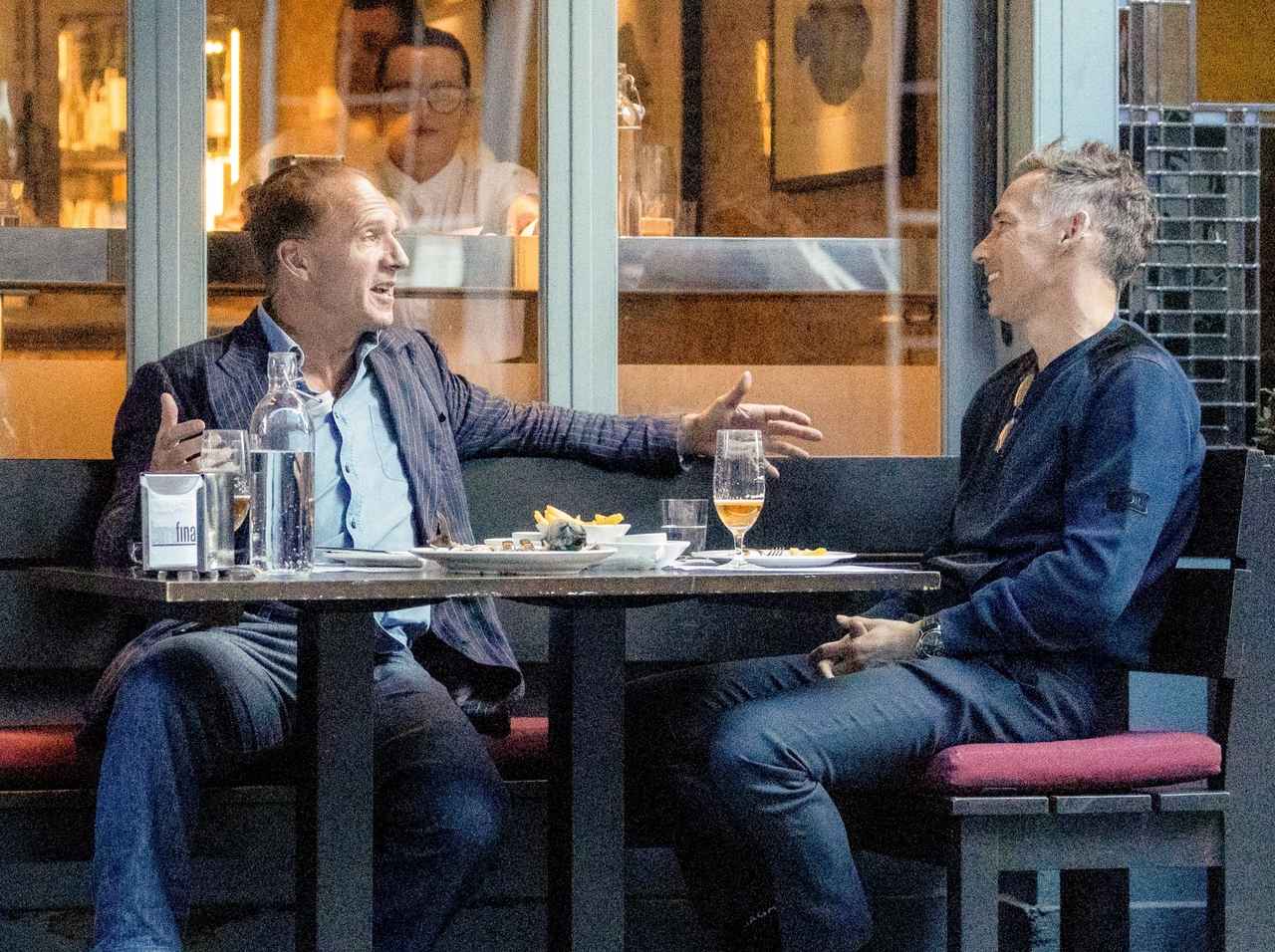 『ハリー・ポッター』ヴォルデモート俳優、“昼からお酒”で見せた笑顔が嬉しそ～