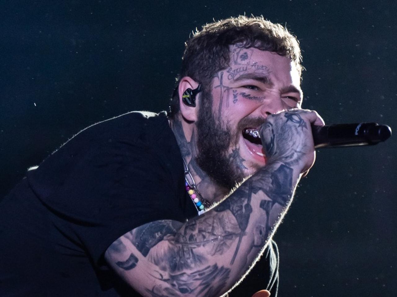 ポスト・マローン、“おでこ”に入れた「巨大タトゥー」の意味にほっこり