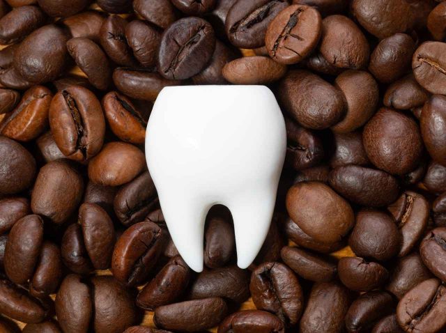 コーヒーを飲んだ直後の「歯磨き」はNG！歯科医が教えるそのワケとは