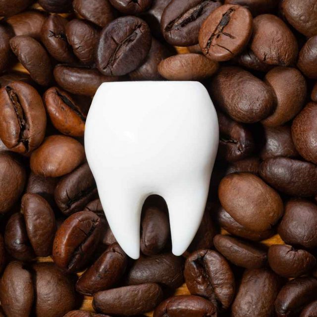 コーヒーを飲んだ直後の「歯磨き」はNG！歯科医が教えるそのワケとは