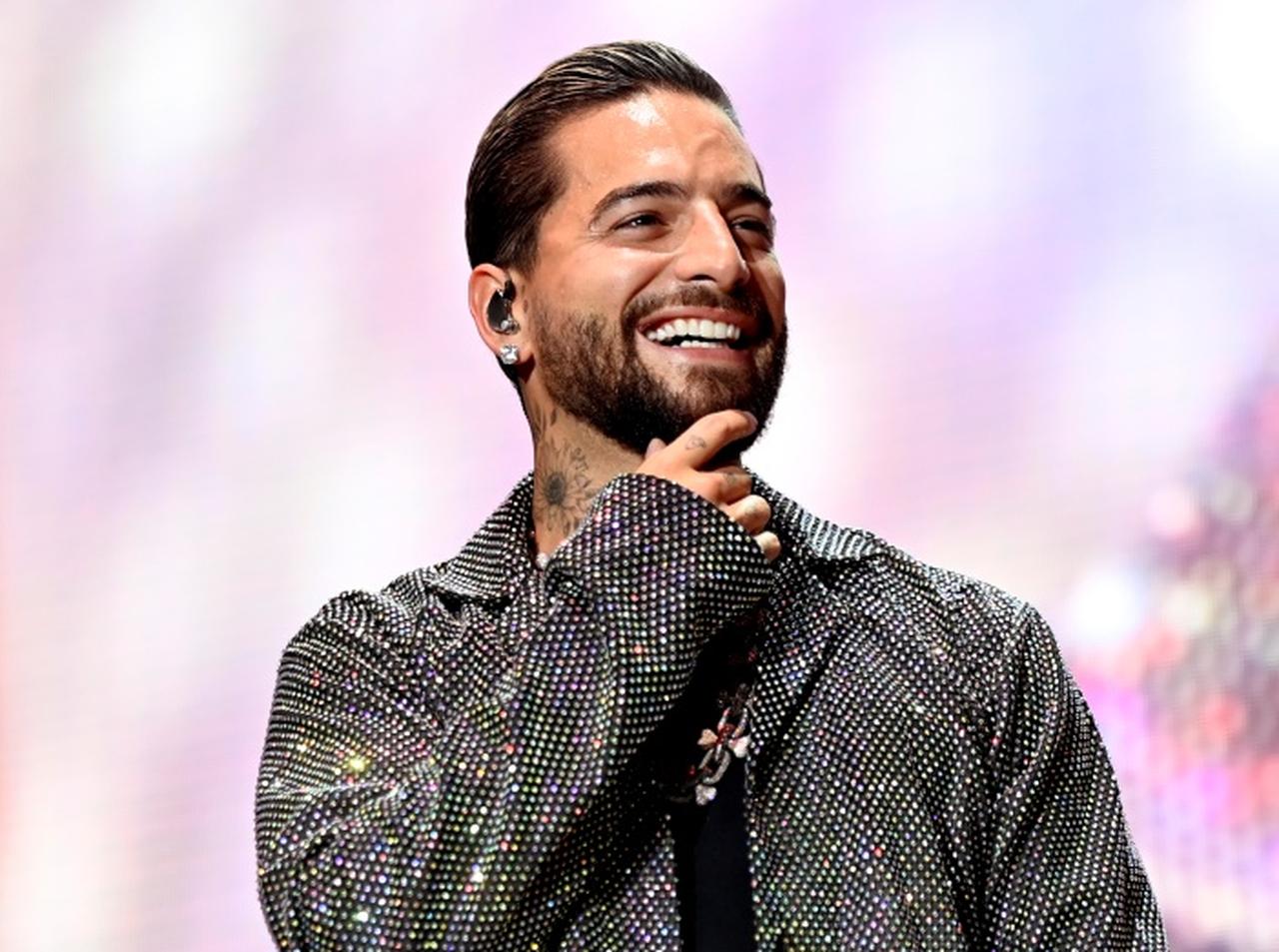 日本でマルーマが彫師をホテルへ呼び寄せて胸に巨大タトゥーをゲット