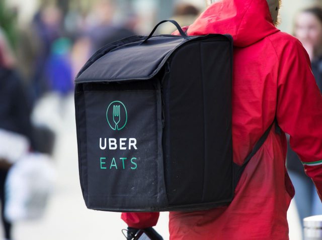 怒鳴られたウーバーイーツ配達員、「対応する姿」に心が締めつけられる…