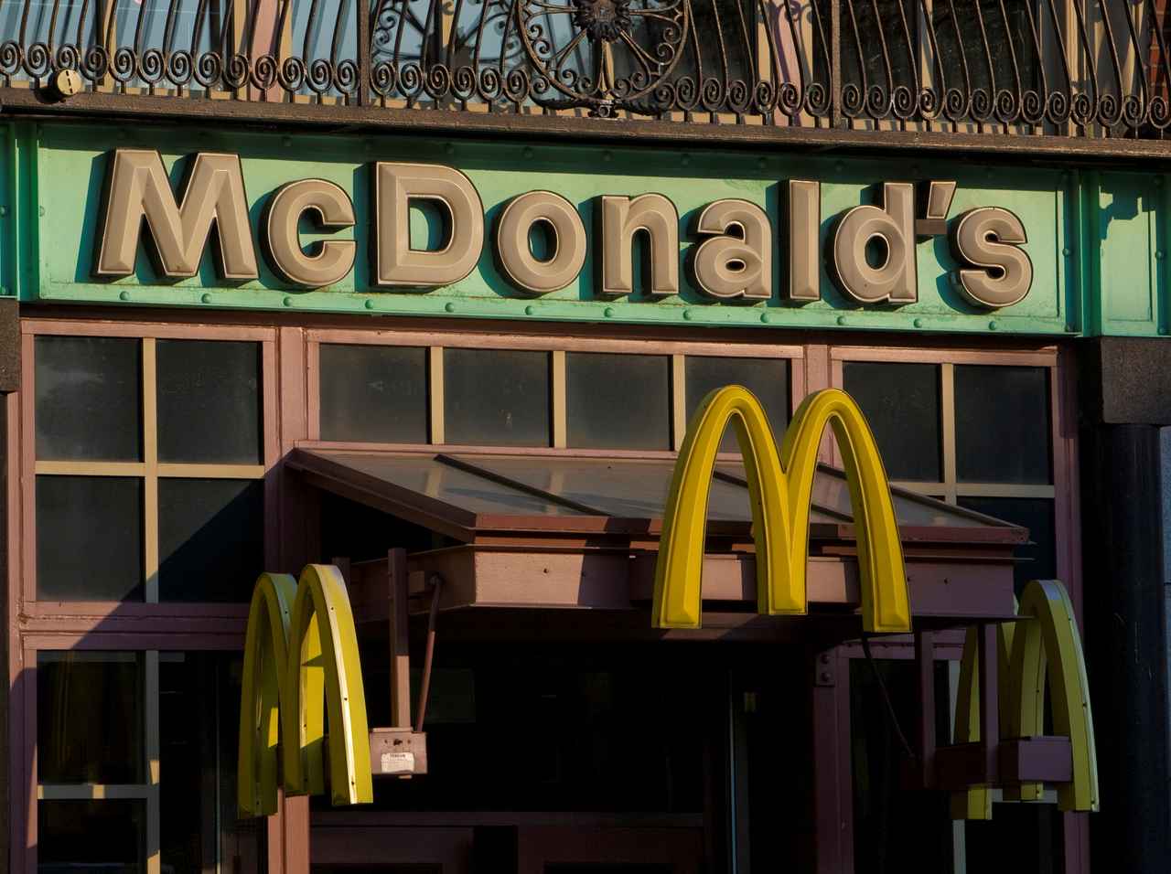 13歳で両親を亡くした少年、マクドナルドのアルバイトで「人生が変わった理由」に涙