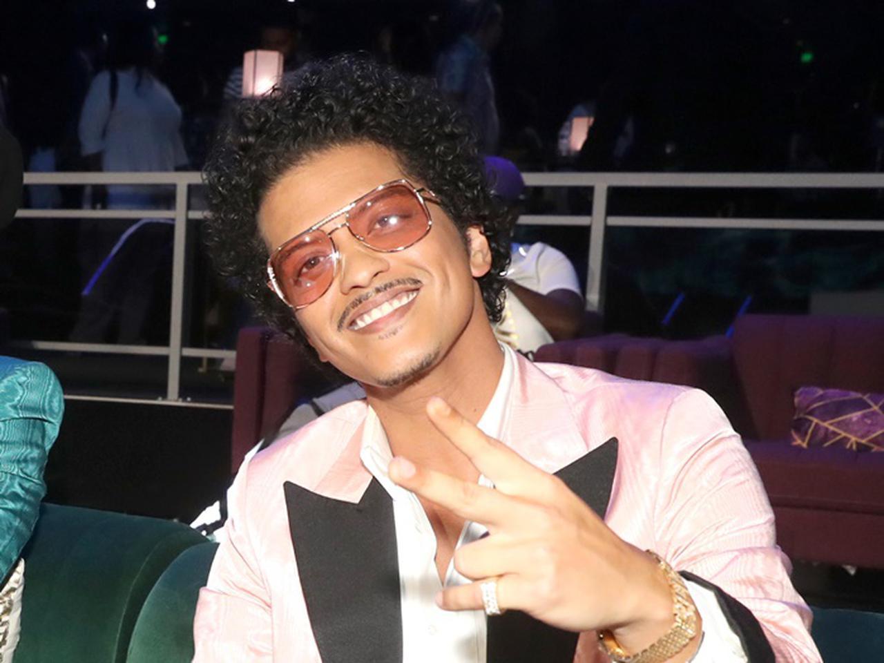 ブルーノ・マーズ、来日時につけていた“ヒョウ柄のマスク”は超お気に入り