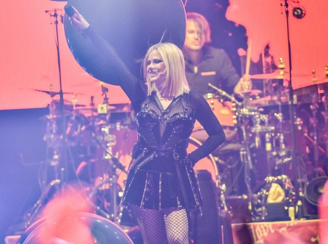 アヴリル・ラヴィーン、8年ぶりの来日公演に日本のファンとの20年間が詰まっていた【ライブレポ】