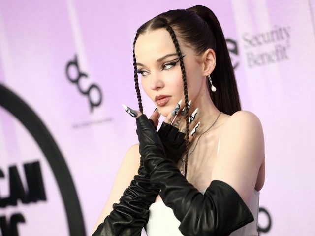 ダヴ・キャメロン、LGBTQ向けナイトクラブでの銃乱射事件を受けてクィアコミュニティに敬意を表す【AMA2022】