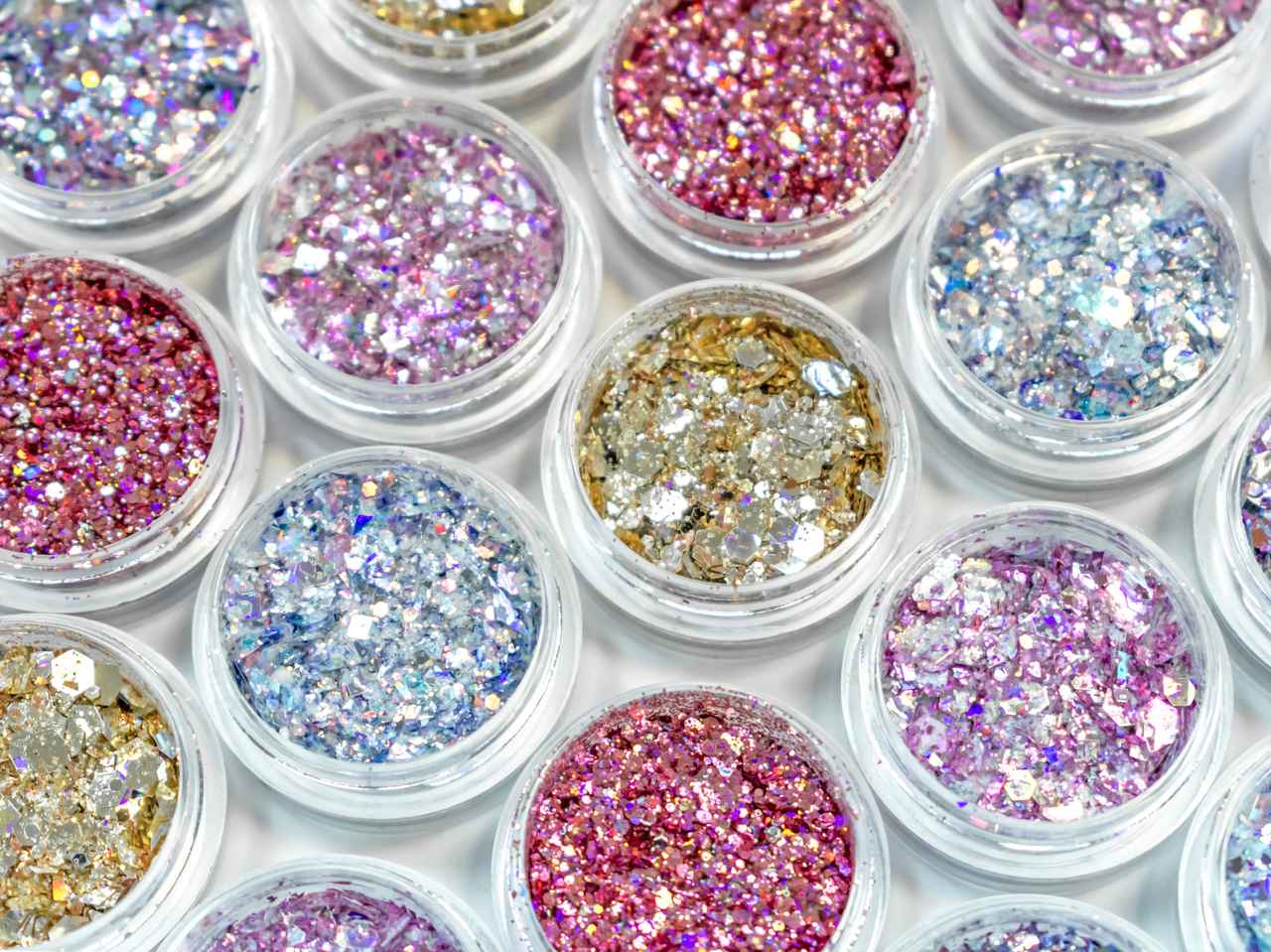 ラメが飛び散らない!グリッターアイシャドウの粉とび防止テク2つ