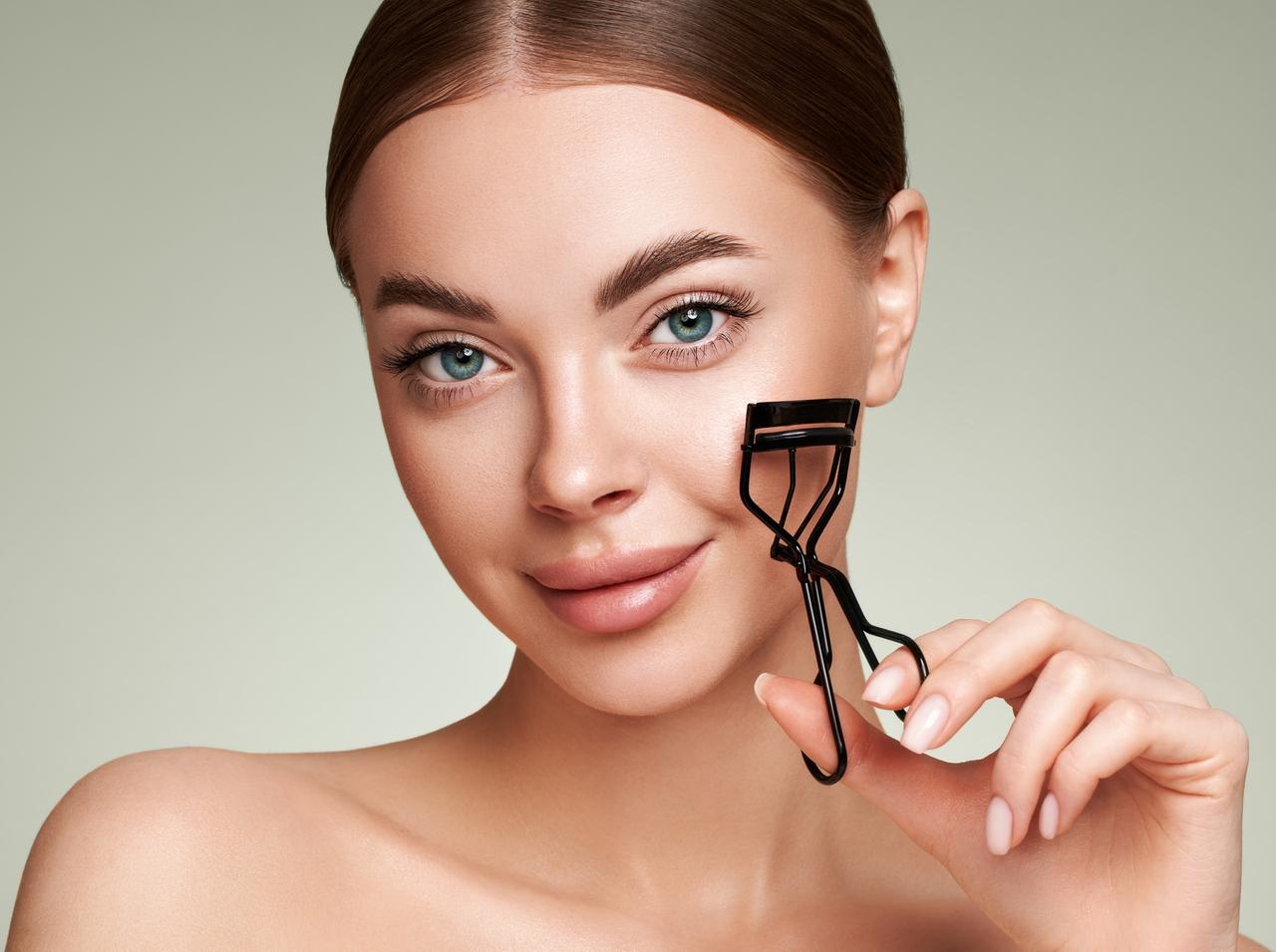 日本発の「ビューラー」が海外で高評価!メイクのプロが手放せないと語る神ビューラーとは