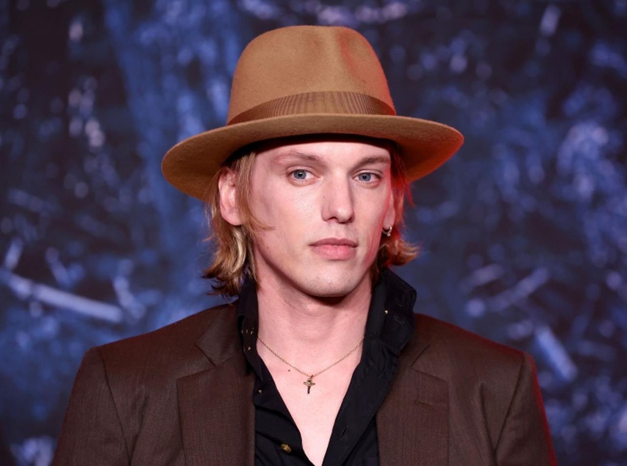 日本滞在中にジェイミー・キャンベル・バウアーが悲劇に見舞われる