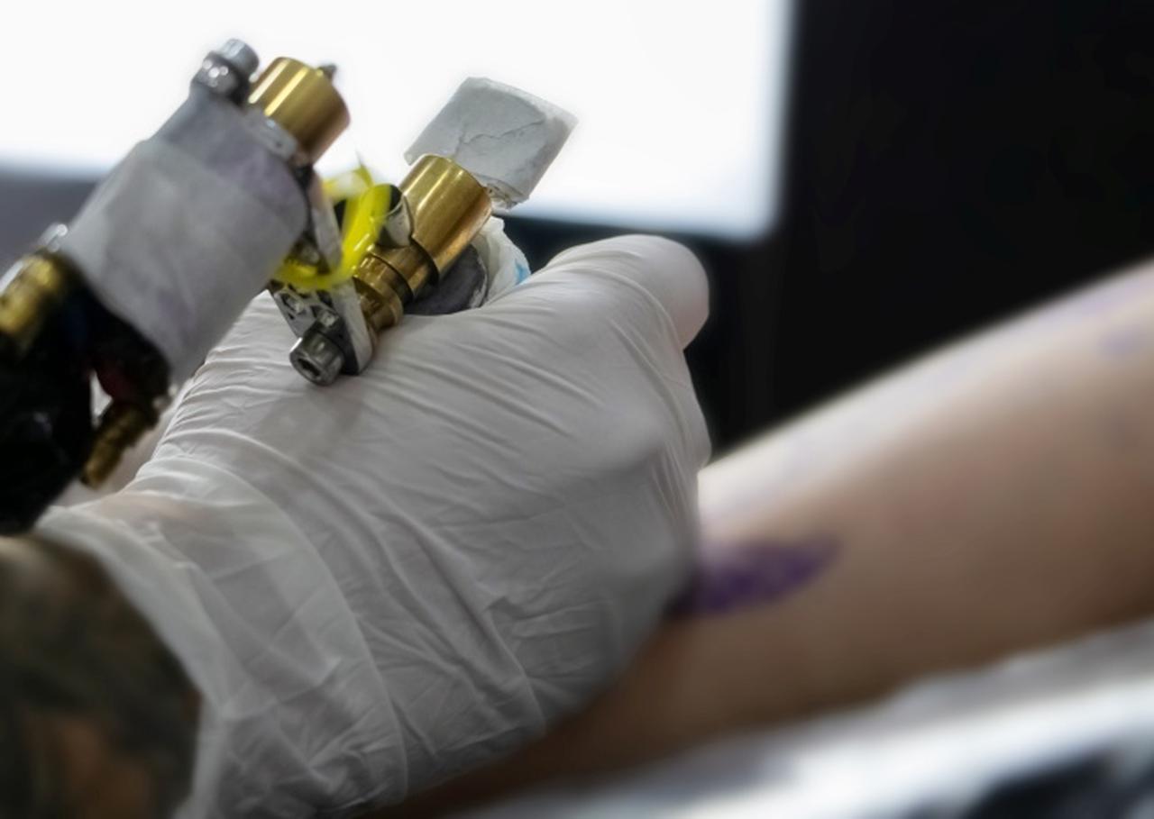 10歳の子どもがタトゥーを入れて母親が逮捕