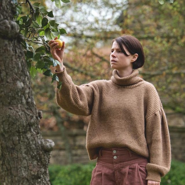 “有害な男性らしさ”が飛び火していく映画『MEN 同じ顔の男たち』の主演ジェシー・バックリーが考える映画のメッセージ【インタビュー】