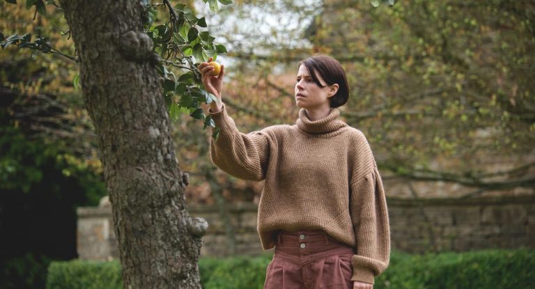 “有害な男性らしさ”が飛び火していく映画『MEN 同じ顔の男たち』の主演ジェシー・バックリーが考える映画のメッセージ【インタビュー】