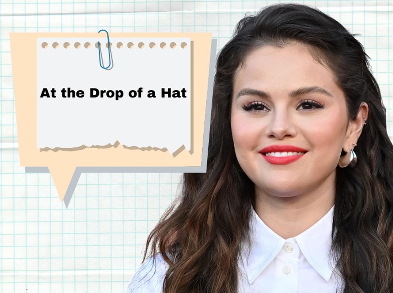 セレーナ・ゴメスが使ってた「At the Drop of a Hat」ってどんな意味?