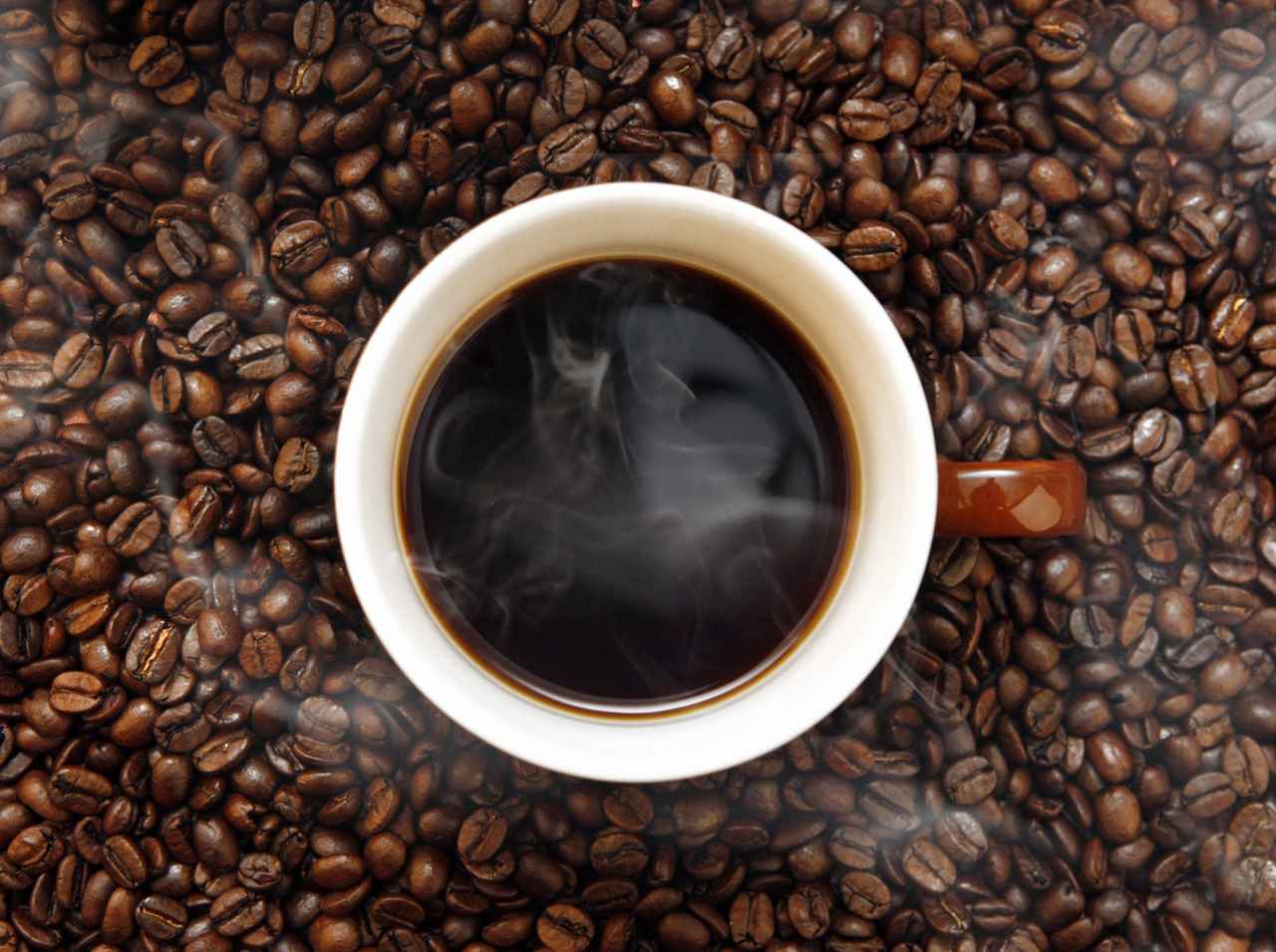 コーヒーを飲むと「ニキビ」が増えて肌荒れ?専門家が教えるその原因と予防するコツ