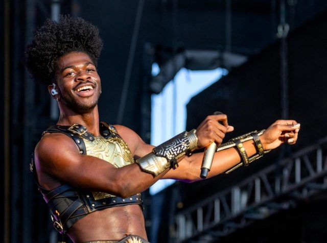 人生初タトゥーは超痛かった！リル・ナズ・Xがファーストタトゥーを入れて悶絶する様子を公開