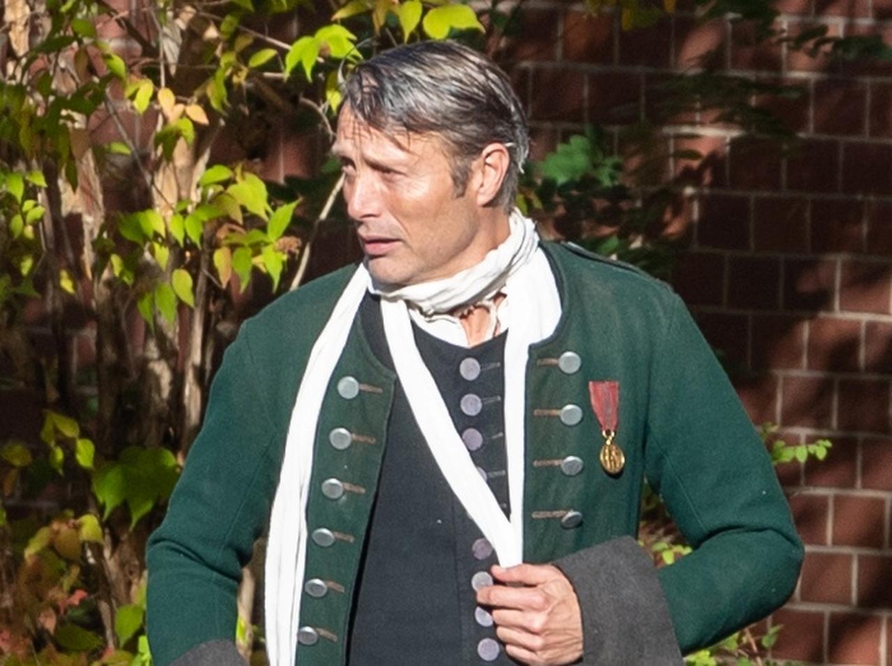 マッツ・ミケルセン、18世紀の衣装に身を包んだ姿がイケすぎている…