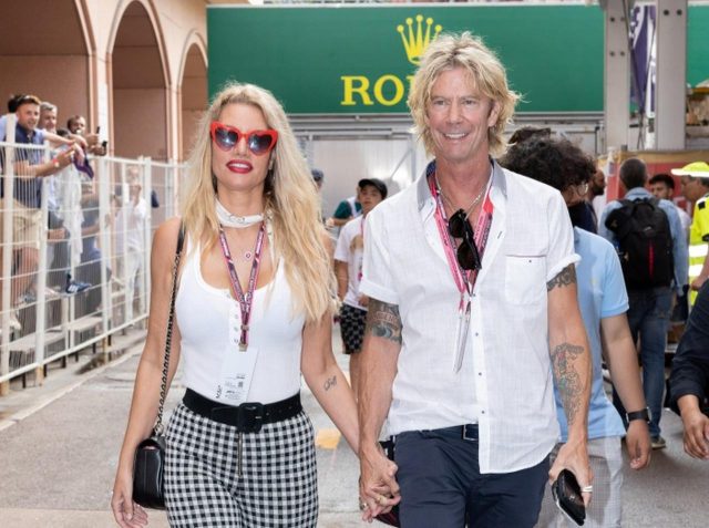 “プレイボーイルック”で来日、ガンズ・アンド・ローゼズのダフの妻