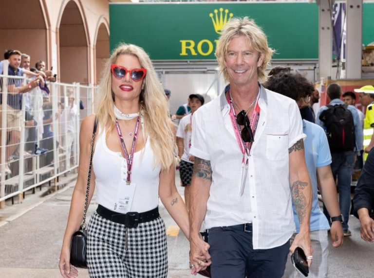 “プレイボーイルック”で来日、ガンズ・アンド・ローゼズのダフの妻