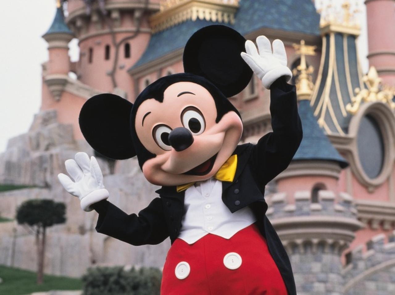 ディズニーランドでミッキーがゲストを「ギュッと抱きしめた理由」が泣ける