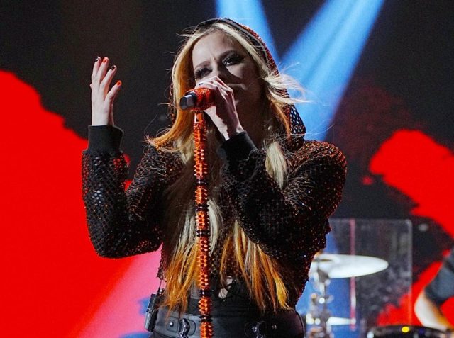 来日中のアヴリル・ラヴィーン、東京公演に「スペシャルゲスト」を登場させ大サービス